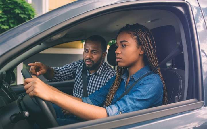 Moniteur auto-école expliquant la trajectoire Guadeloupe